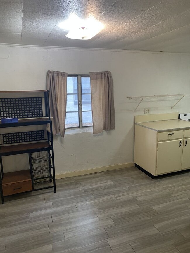 Building Photo - 1 bedroom cottage near Downtown Tavares