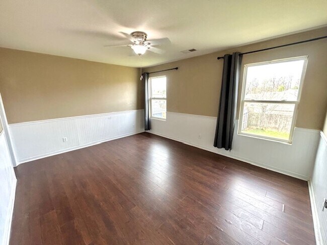 Building Photo - Move In Ready!-Charming 3 -bedroom Home with a move in special-$300 off first month's rent.