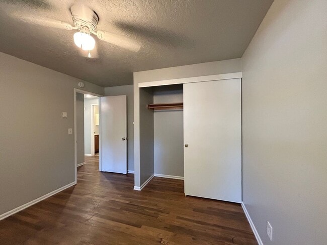 Building Photo - Spacious 3 Bed, 1.0 Bath House - Fully Fen...