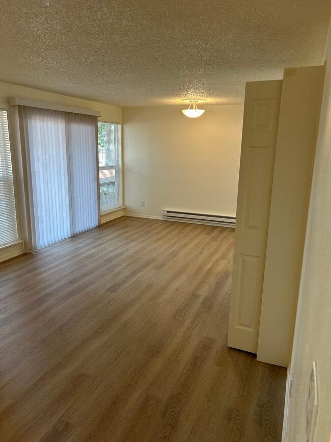 Living Room- 2 bd/1 ba - Meadow Creek Apartments