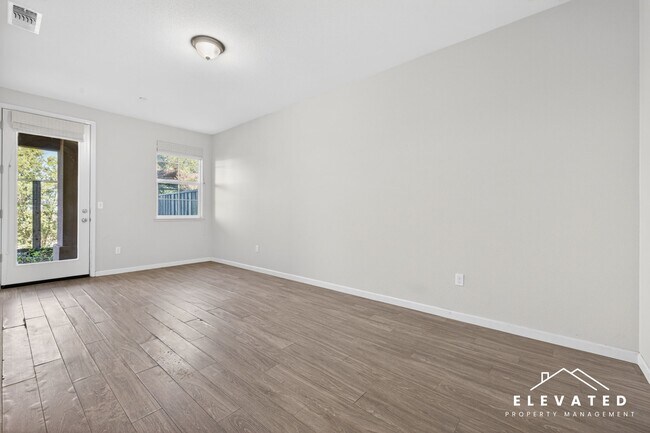 Building Photo - 611 Jade St