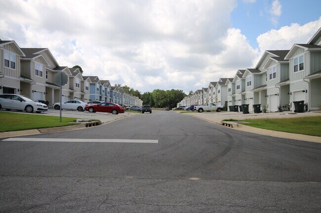 Building Photo - Pet-Friendly 3BR Townhome in Meadow Brook ...