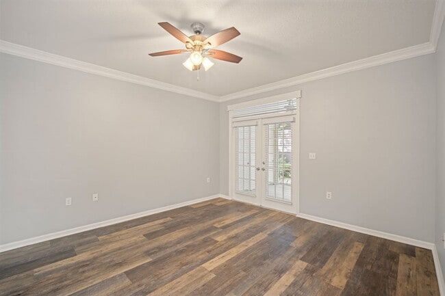 Building Photo - Renovated 2BR/2BA Condo With a Garage in I...