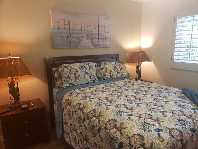 Queen sized bed - 4564 Beverly Glen Dr