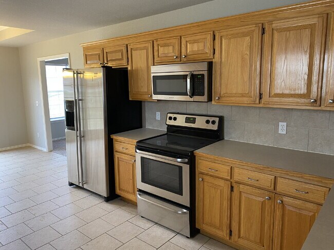Building Photo - 4902 Hawthorne Way