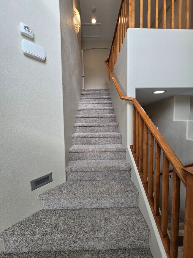 Building Photo - Guard Gated wonderful community 3 Bedroom Townhome!