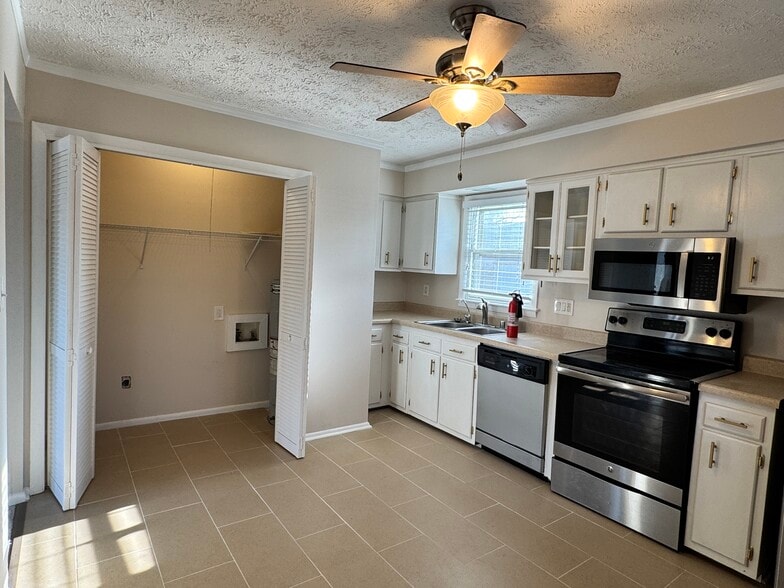 Building Photo - 308 E Tiverton Way