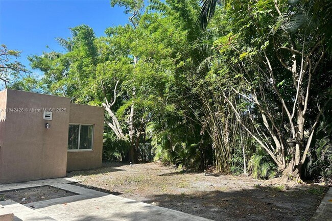 Building Photo - 542 NE 130th St