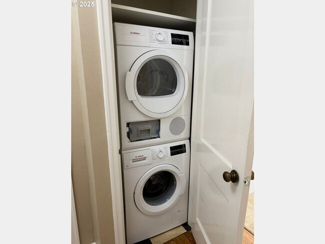 Building Photo - "Lovely Updated Condo in the Sullivan's Gulch Neighborhood" Water/Sewer/Trash & Radient Heat Incl...