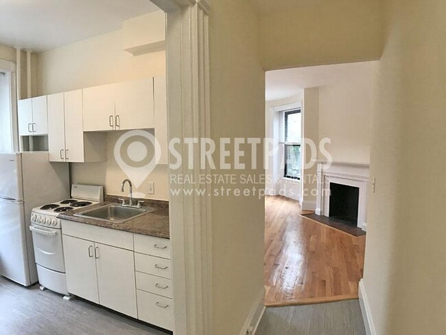 Building Photo - bedroom in Boston MA 02115
