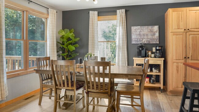 Building Photo - 15955 Bayview Dr NE