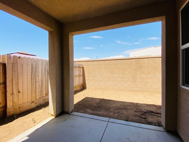 Building Photo - $2,395 Belmont & Fowler, 3 Bedroom - N Eli...