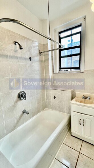 Building Photo - 45 Tiemann Pl