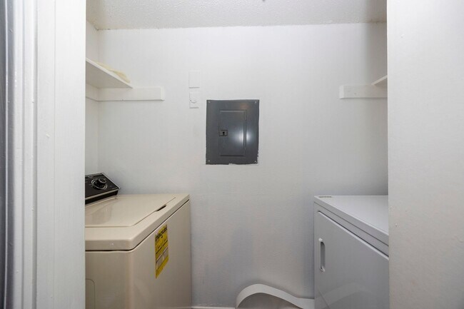 Building Photo - 18333 Roehampton Dr