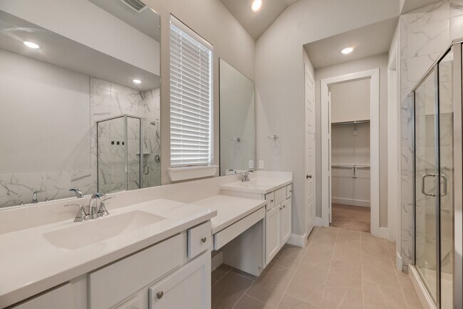 Building Photo - 3105 Columbia Dr