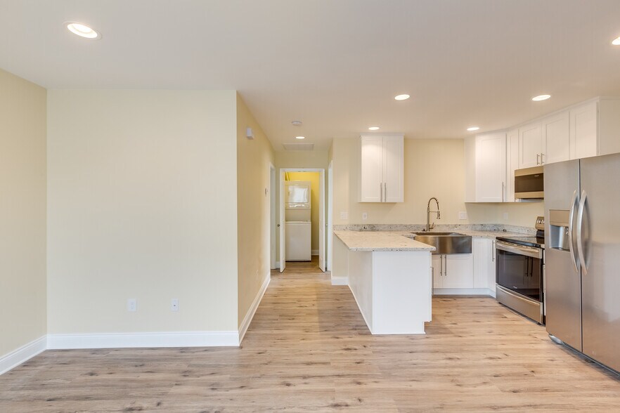 Kitchen / Hallway - 1509 Congress St