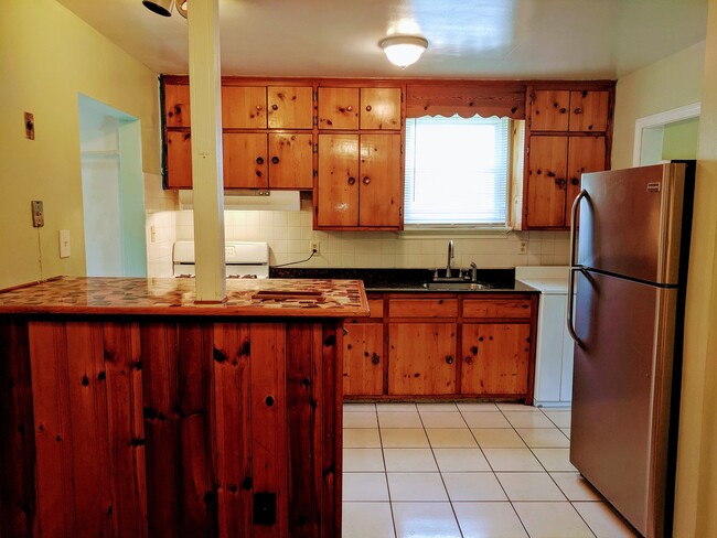 Building Photo - Spacious 3bdrm/2bth Home Located in a Well Established Neighborhood in Richmond's West End  Conve...