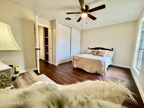Building Photo - 2 bed,1.5 bath Rent
