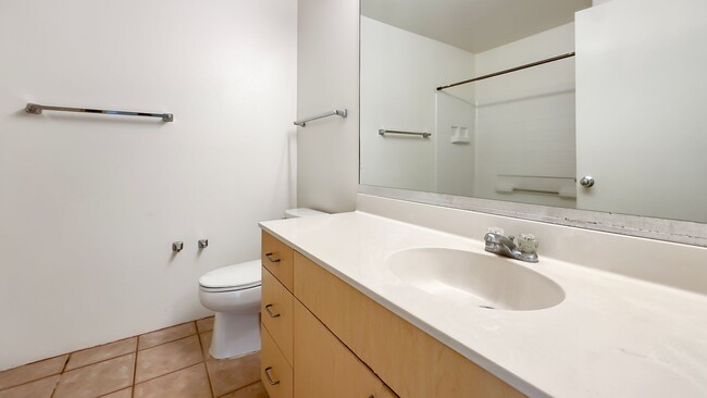 Building Photo - Gated Townhome  Ground Floor 3bdrm/2bath M...