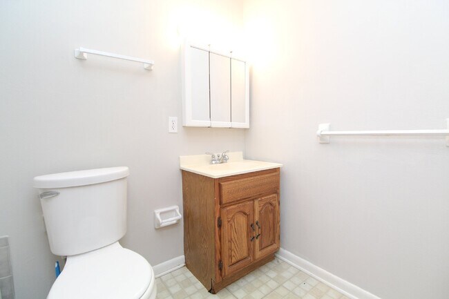 Building Photo - Spacious 4BR Home with Bonus Studio, Sunro...