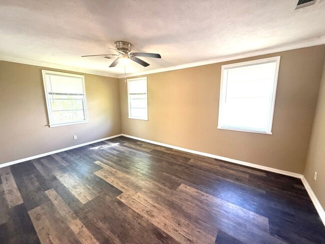 Building Photo - ** 3 bed 1 bath located close to downtown ** Call 334-366-9198 to schedule a self-showing