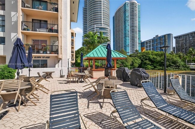 Building Photo - 2201 Brickell Ave