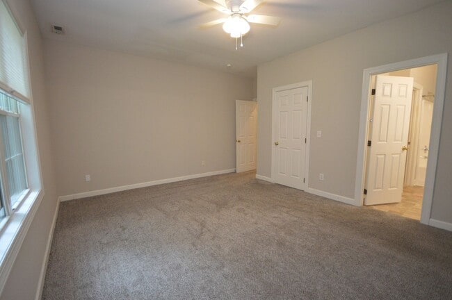 Building Photo - 3319 Philmont Dr