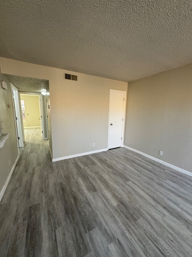 Building Photo - 912 San Pedro Dr SE