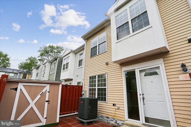 Building Photo - 2867 Shepperton Terrace