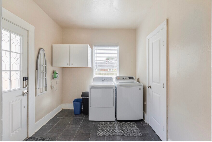 Shared washer dryer - 2108 Berry St