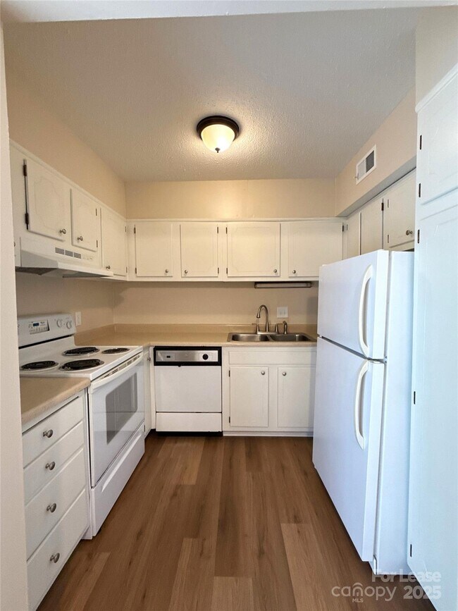 Building Photo - 2610 Park Rd