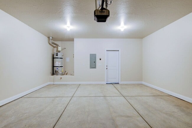Building Photo - Brand New Spacious Townhome