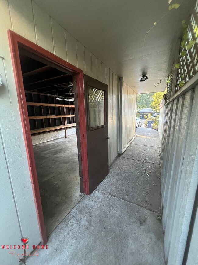 Building Photo - 2 bedroom townhome condo with AMAZING view, brand new carpeting and a fresh coat of paint!!!