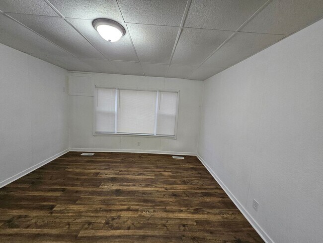 Building Photo - 109 E Eichel Ave