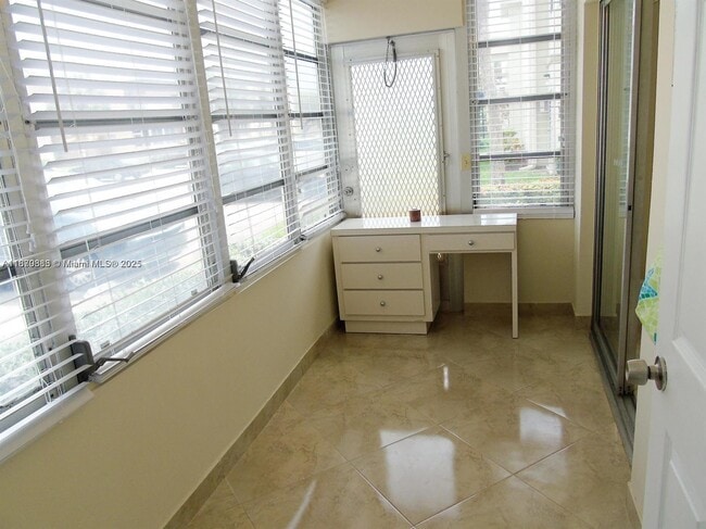 Building Photo - 545 Normandy Ln