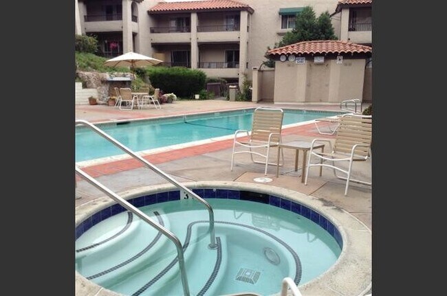 Building Photo - Bay Side Condo, Completely updated! Walkin...