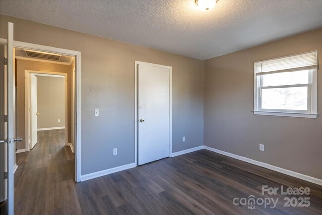 Building Photo - 424 S 4th St