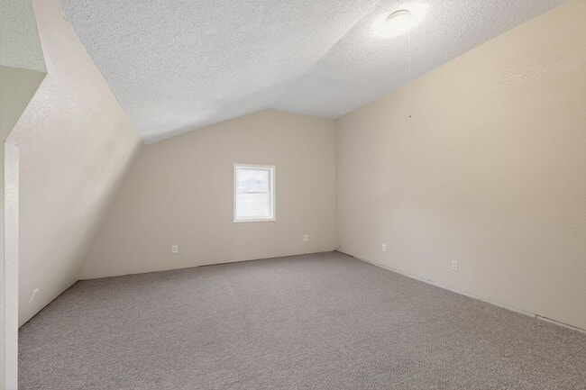 Building Photo - Charming 3BR Duplex in Dunmore