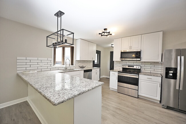 Building Photo - 661 Sycamore Dr