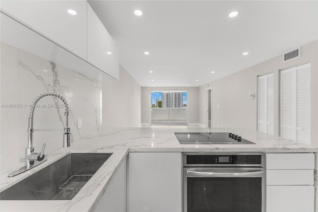 Building Photo - 1331 Lincoln Rd