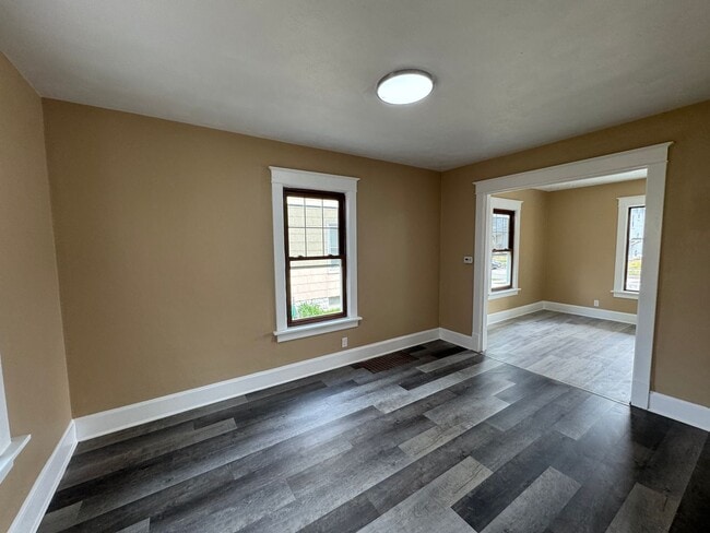 Building Photo - 3 Bedroom Moline Home with 2 Car Garage