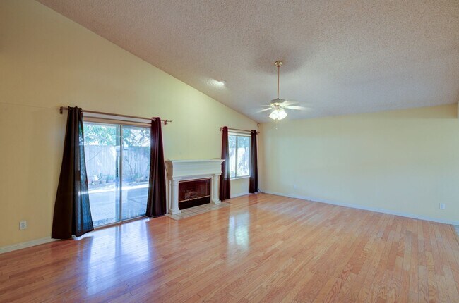 Building Photo - 5582 W Wathen Ave