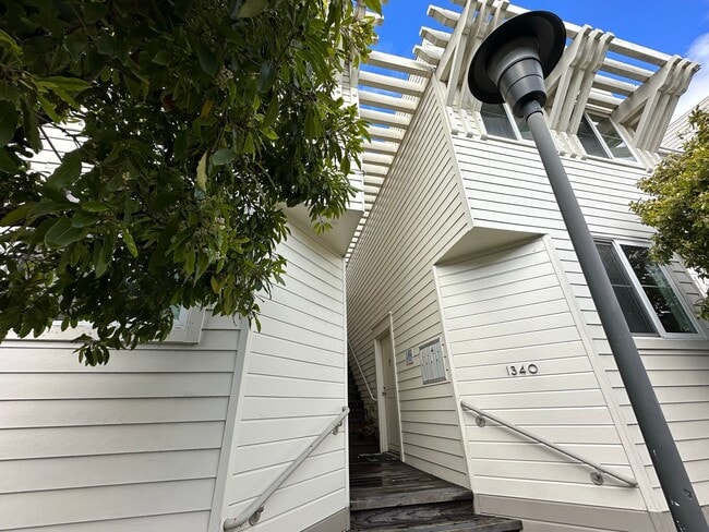 Building Photo - EPIC REA: Bright 1bd/1ba Condo with Washer/Dryer in unit and Parking!