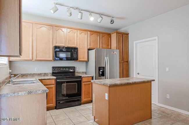 Building Photo - 17627 W Lisbon Ln