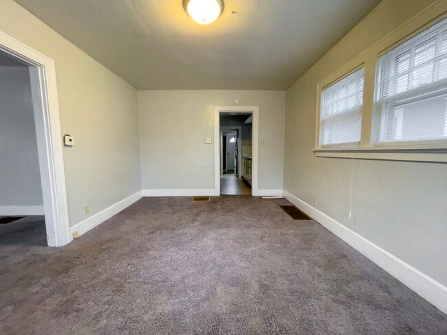 Building Photo - PRELEASING for AUGUST! Close to Campus