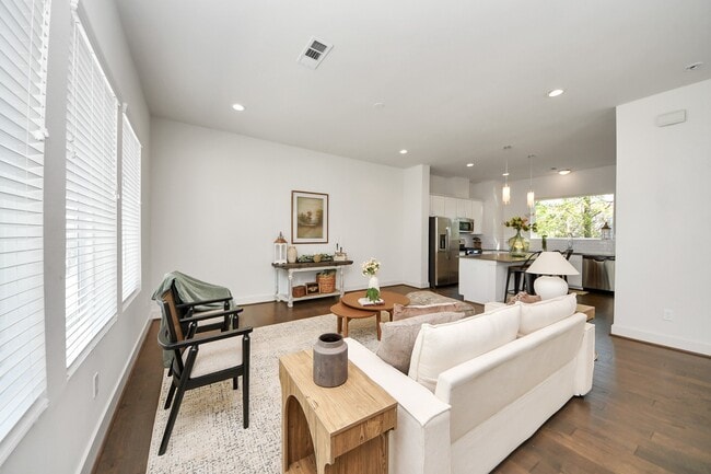 Building Photo - 4810 Martin Oaks Ln