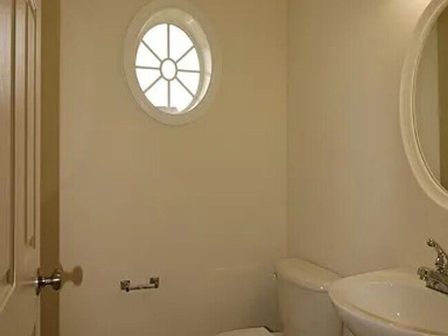 Building Photo - Charming 3-Bedroom Townhome in Prime Winst...