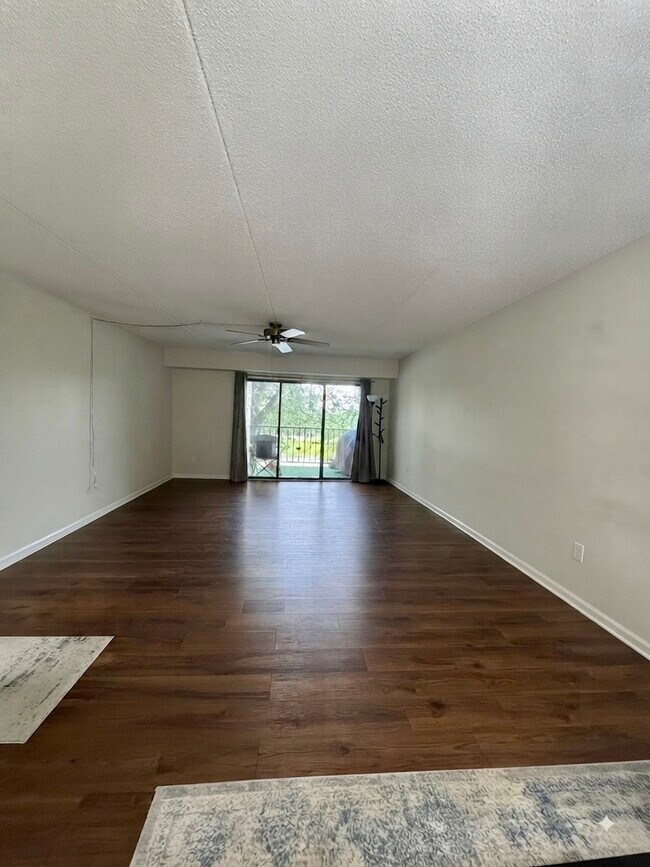 Building Photo - 350 Plum Creek Dr
