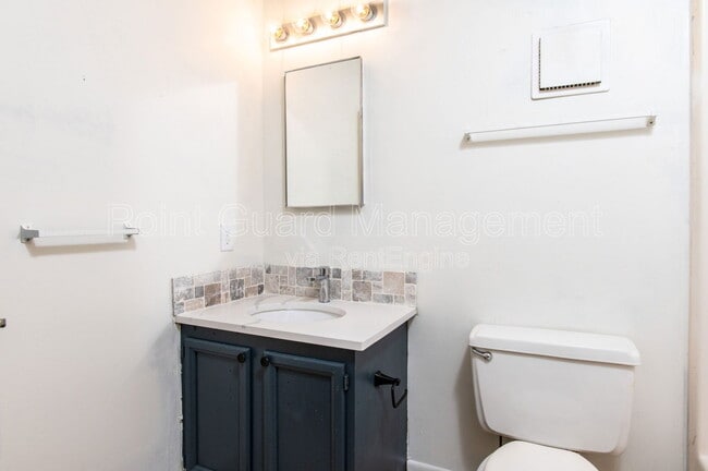 Building Photo - 1800 E 1st St N