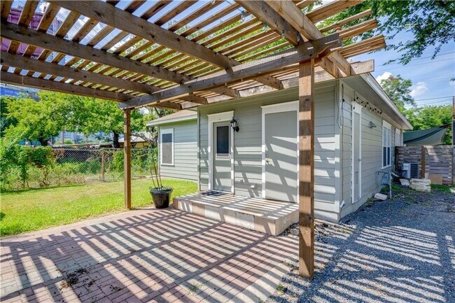 Building Photo - 1105 Clermont Ave